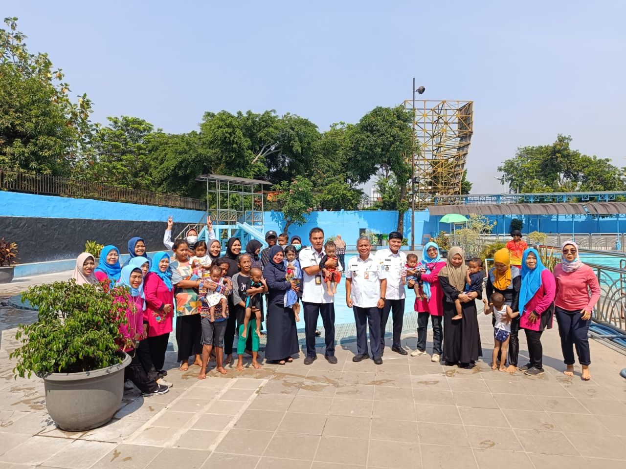 Dwi Sugiarti SH Lurah Cipinang Besar Selatan Mengajak Balita Stunting Renang Bersama
