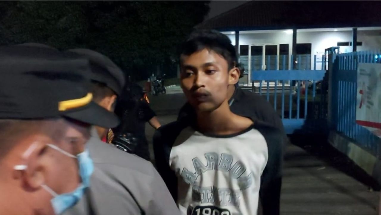 Konyol.!! Tak Boleh Beli Pecel Lele Seharga 5 Ribu, Dua Pemuda Ancam Pedagang dengan Golok