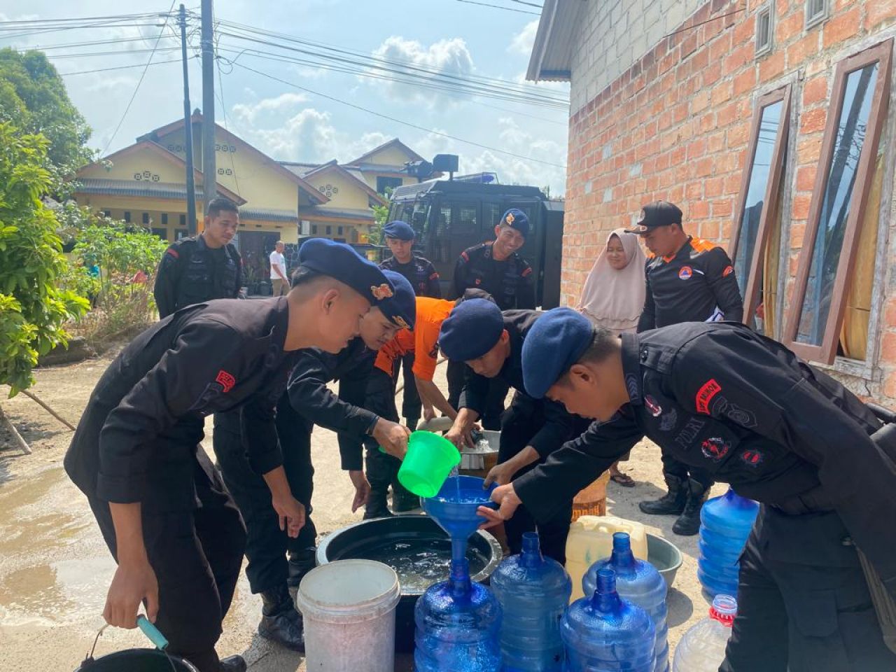 Satbrimob Polda Kep. Babel dan BPBD Kab Bangka Kembali Distribusikan Air Bersih Kepada Masyarakat