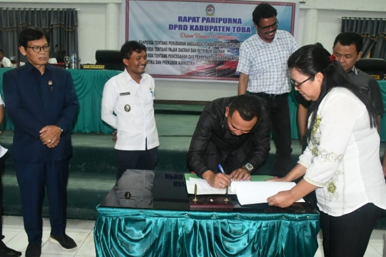 DPRD dan Pemkab Toba Tandatangani Nota Kesepakatan