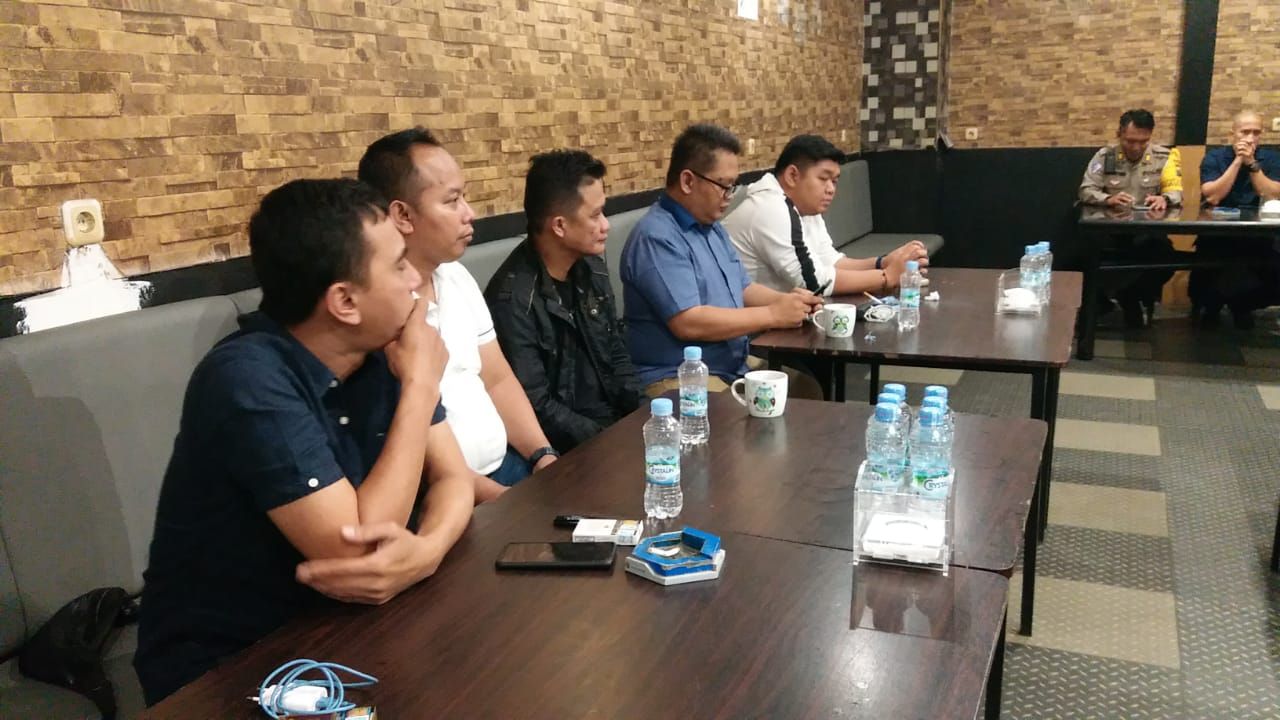 Kemeja Biru (Dwi Heri Mustika, S.H) bersama para pengelola RHU Kota Surabaya