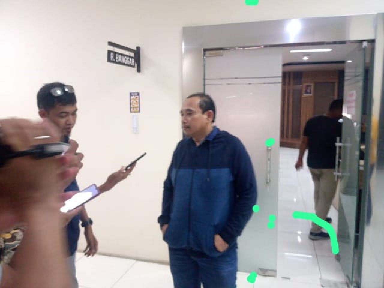 Perwakilan Warga Desa Taji, Sugiharto saat beri keterangan pada awak media usai lakukan audiensi di kantor DPRD Lamongan.