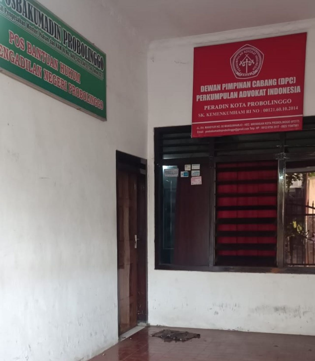 Papan nama serta logo mirip PERADIN di Posbakumadin, di Jl. KH. Mansyur, Mangunharjo, Kecamatan Mayangan, Kota Probolinggo, Jawa Timur