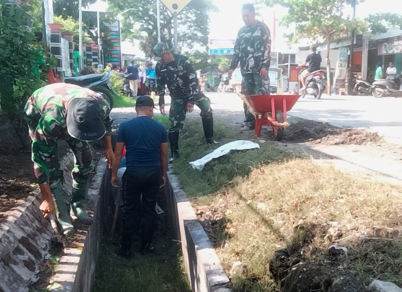Antisipasi Banjir, Babinsa Koramil Sugihwaras Bojonegoro Normalisasi Saluran Air