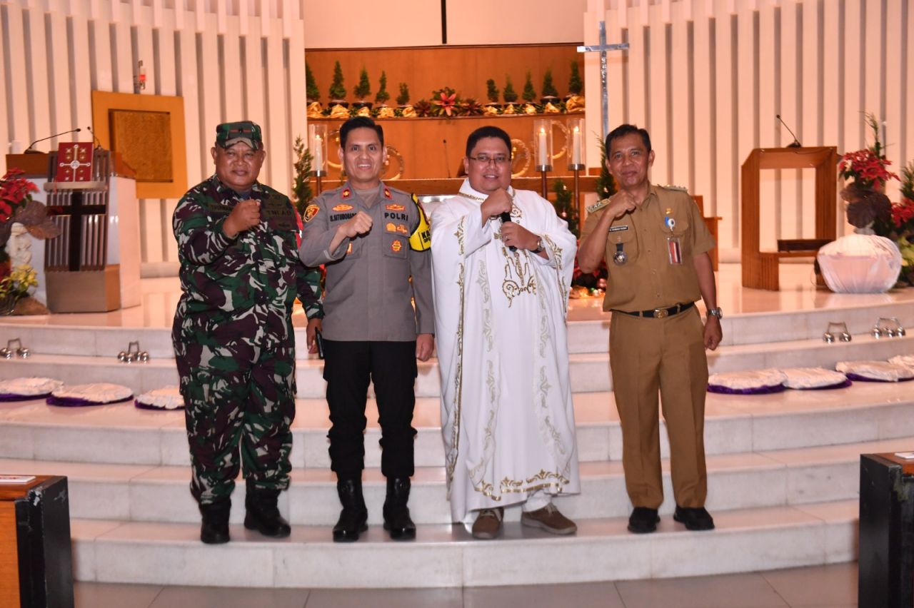 Kapolsek Cengkareng Sampaikan Pesan Damai Saat Pengamanan Natal bersama Danramil dan Camat