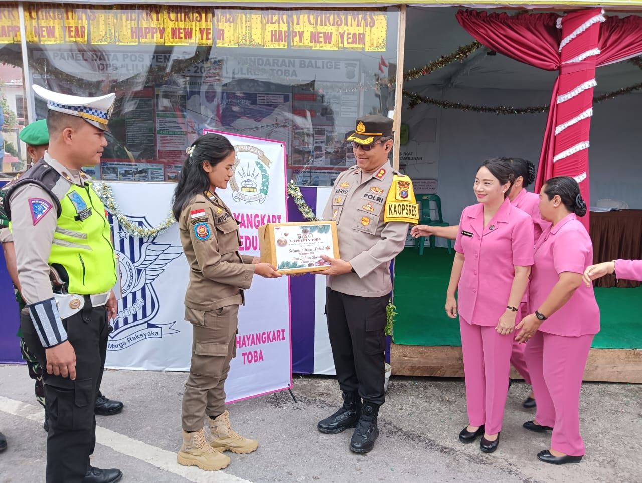 Kapolres Toba Dan Bhayangkari Memberikan Bingkisan Kepada Seluruh Personel Gabungan