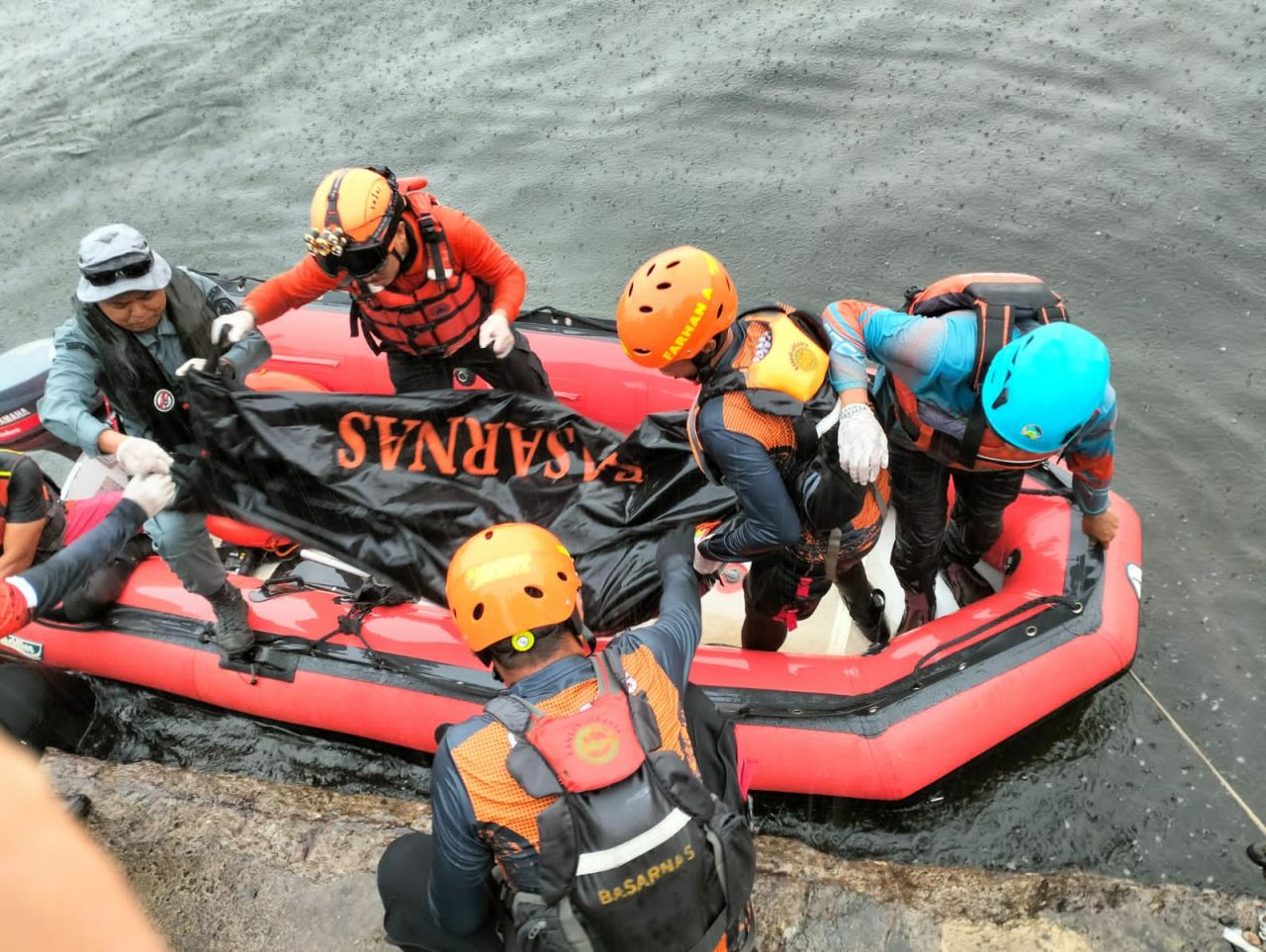 Bakamla RI Evakuasi Korban Kapal Terbalik di Muara Kalibaru