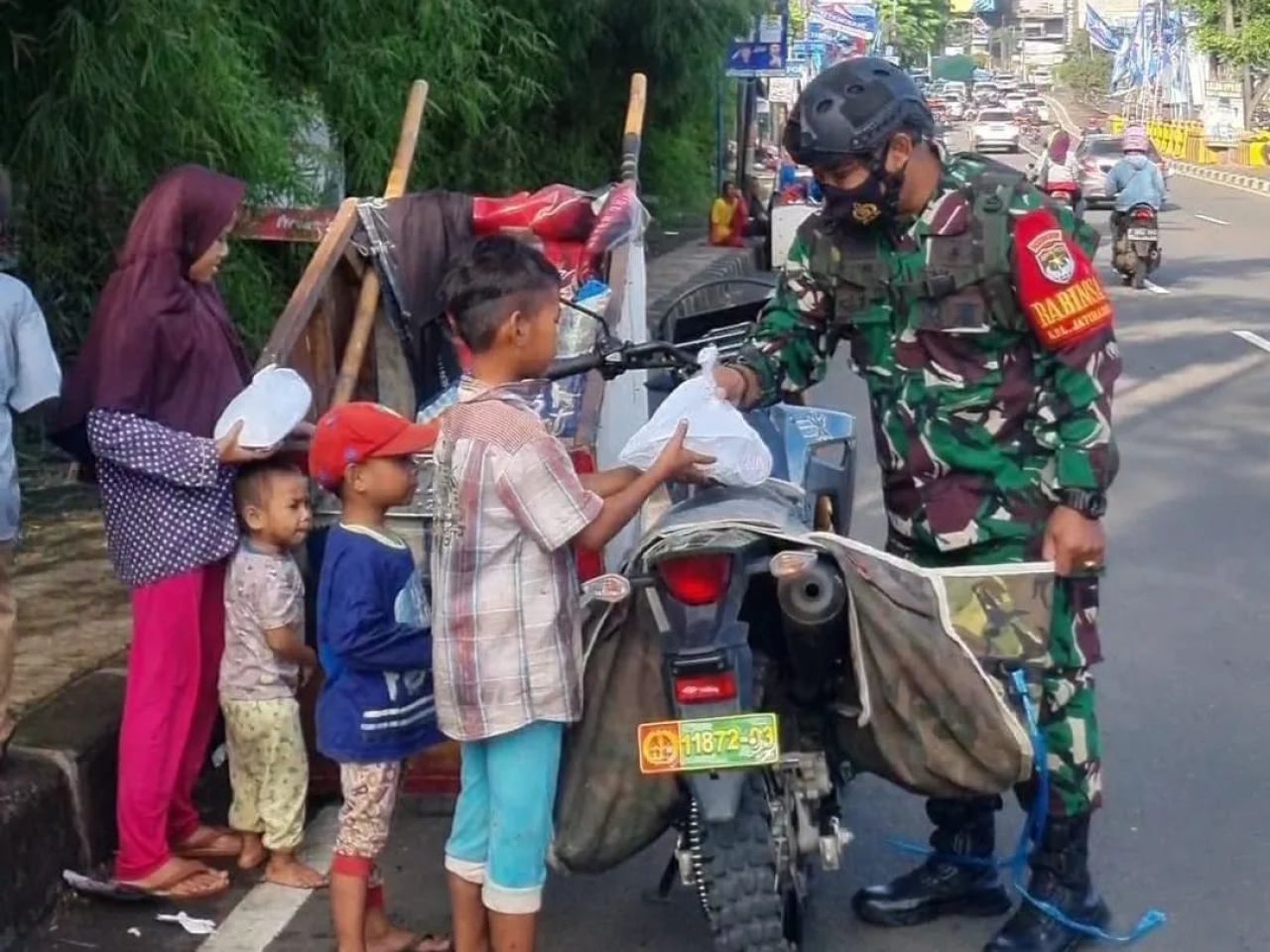 Giat Jum'at Berkah Babinsa Jati Raden, Bagikan Nasi Kotak Pada Tukang Becak, Ojek Pangkalan dan Pemulung
