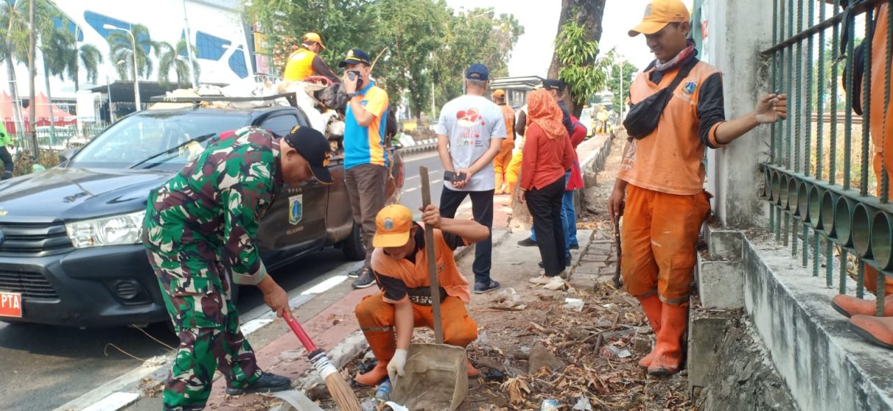 Jumat Bersih, Babinsa Duren Sawit Bersama Tiga Pilar Saber Sampah Jalan Protokol Klender