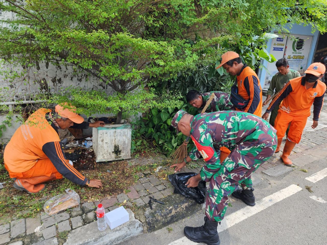 Babinsa Utan Kayu Utara Bersama PPSU dan Mitra Bersihkan Sampah Lingkungan