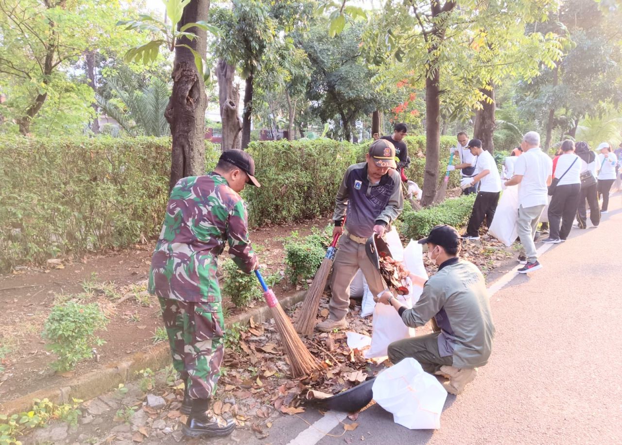 Bersih Lingkungan Oleh Warga dan Babinsa Koramil Pulogadung