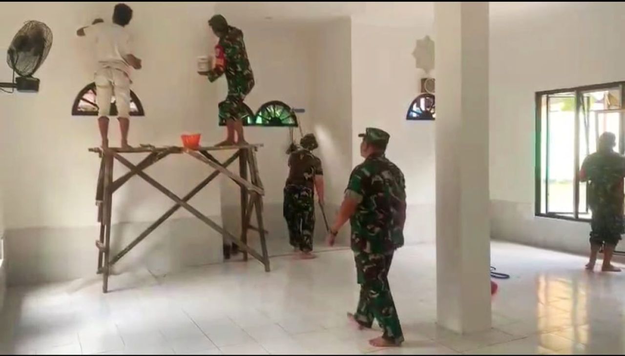 Menjaga Kebersihan dan Memperindah Mushola An-Nur Oleh Koramil Kramatjati