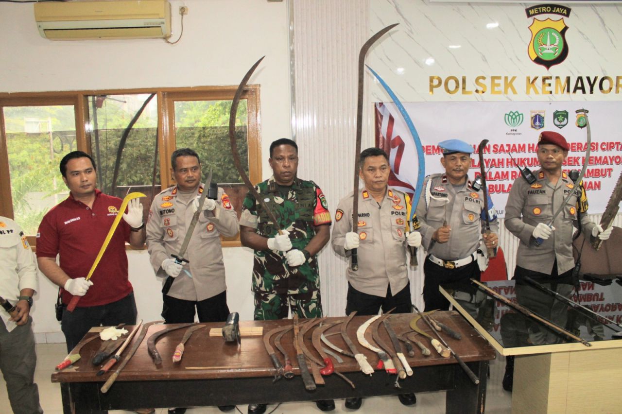 Wadanramil 07/Kemayoran Ikuti Proses Pemusnahan Sajam Menjelang Bulan Puasa Yang Digelar Polsek Kemayoran