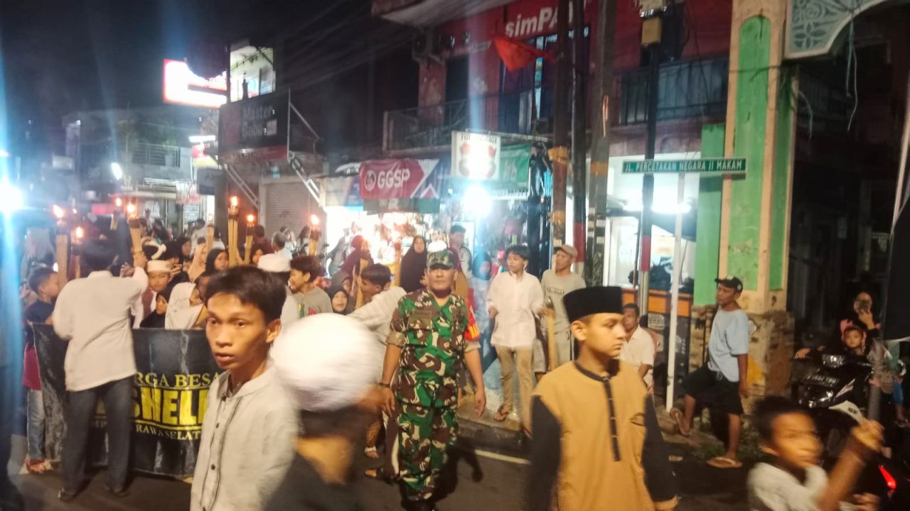 Babinsa Koramil 08/Johar Baru Monitoring Kegiatan Pawai Obor