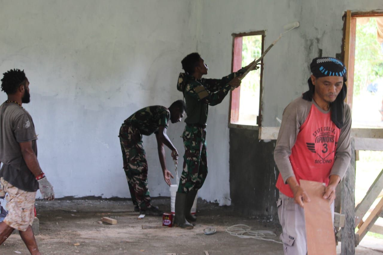 Semangat Warga Bantu Satgas TMMD Ke-119 Kodim 1715/Yahukimo Bangun Gereja