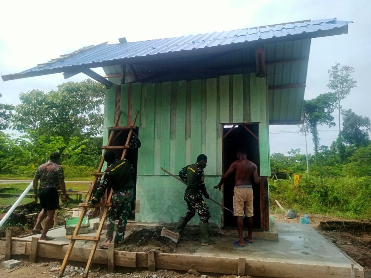 Satgas TMMD Ke-119 Kodim Yahukimo Bangun MCK Untuk Warga Desa-Desa Terpencil