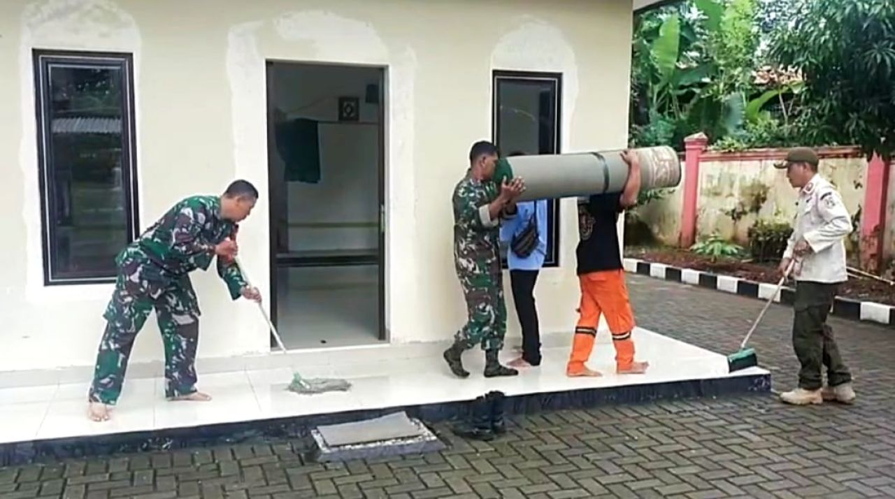 Bersih Mushola Az-Zahra Cilangkap Oleh Babinsa Koramil Cipayung