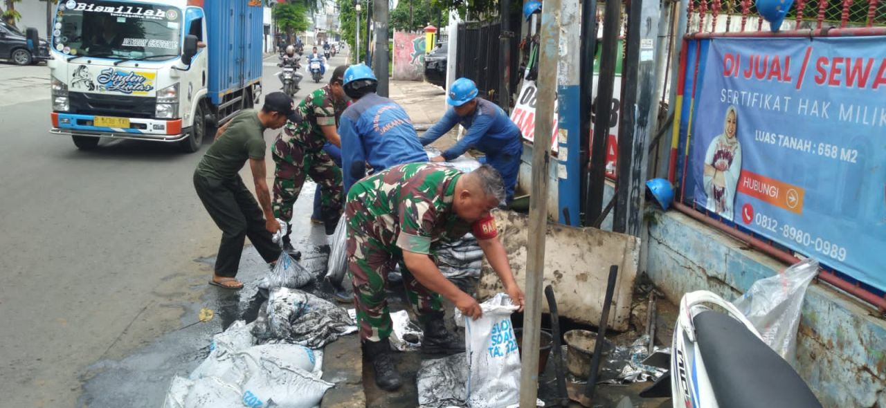 Hari Ke 2 Puasa, Babinsa Koramil 02/Matraman, Karya Bakti Bersihkan Drainase Bersama Dinas SDA