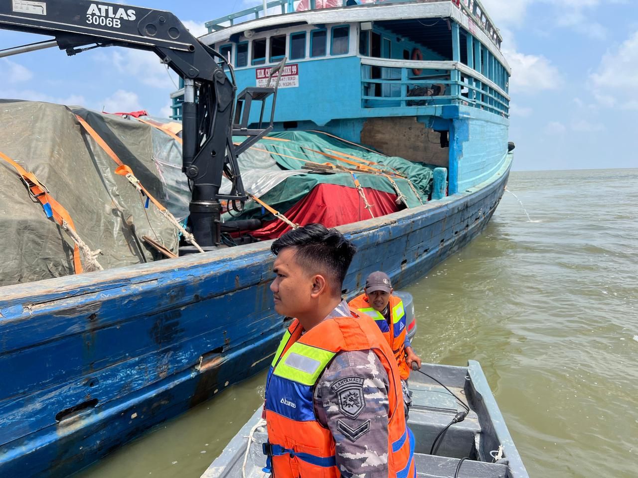 Alami Rusak Mesin, Pos TNI AL Sinaboi Evakuasi KLM. Cahaya Rezeki 99