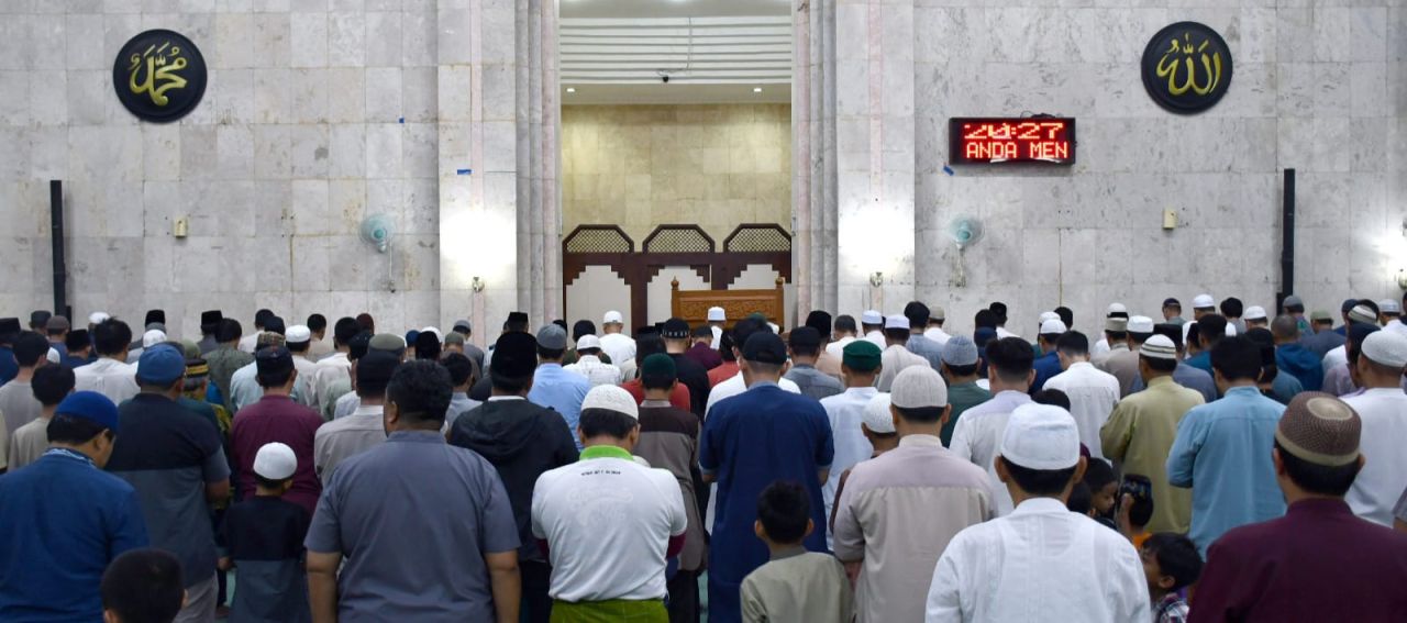 Pertamina RU VI Balongan Sholat Tarawih di Masjid Sabilul Muttaqien
