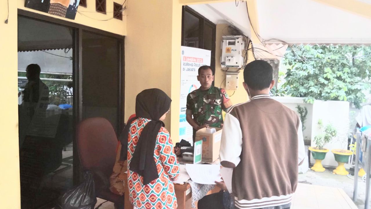 Babinsa Koramil 01/Menteng Melaksanakan Komsos Bersama Warga