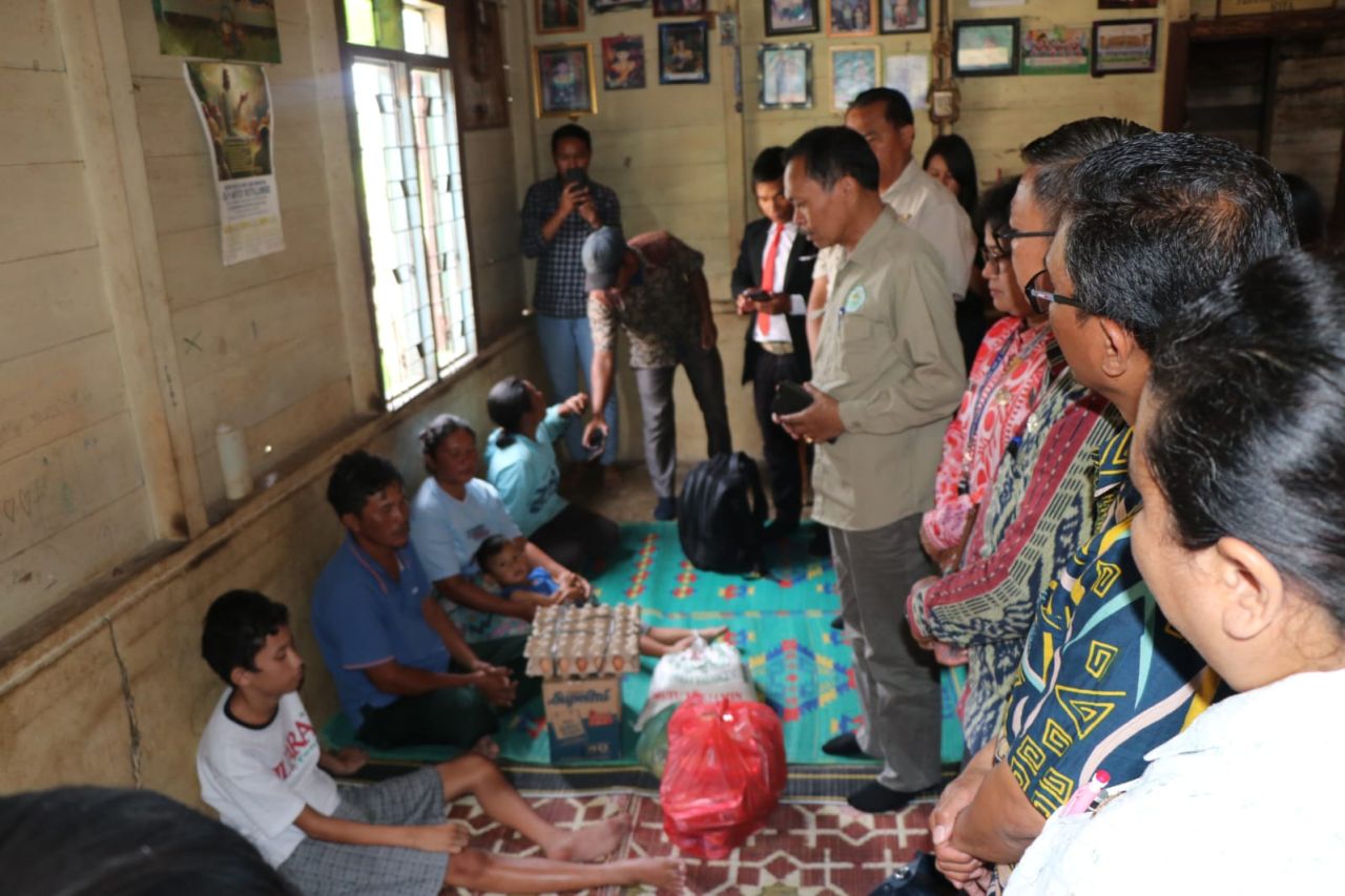 Pemkab Toba Jemput Pelajar yang Lumpuh Untuk Pengobatan