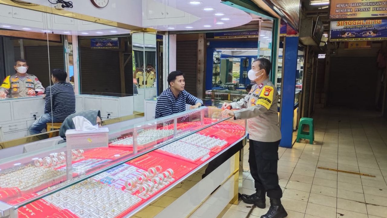 Antisipasi Kriminalitas Selama Ramadhan, Pak Bhabin Di Cengkareng Sambangi Toko Emas