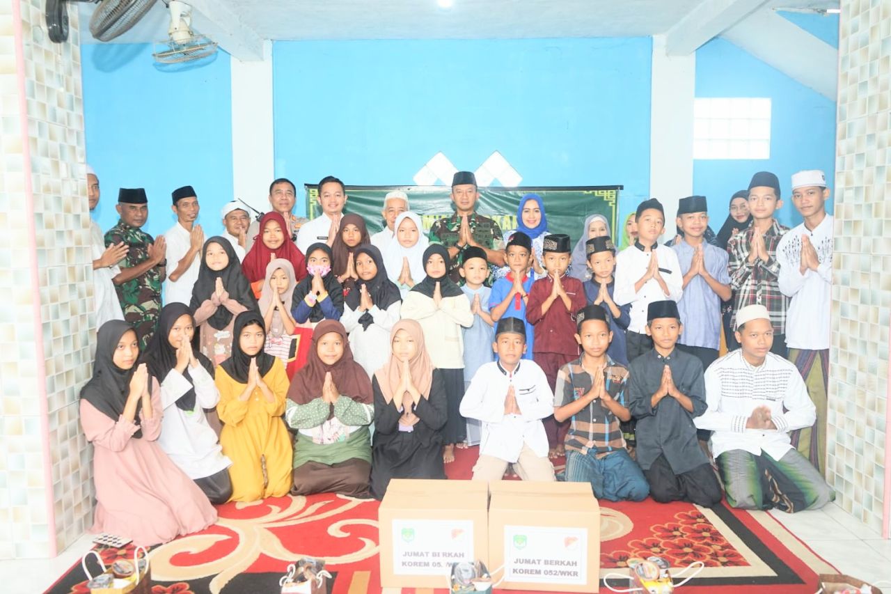 Jum'at Berkah, Danrem 052/Wkr Berikan santunan Kepada Panti Asuhan Darul Yatama