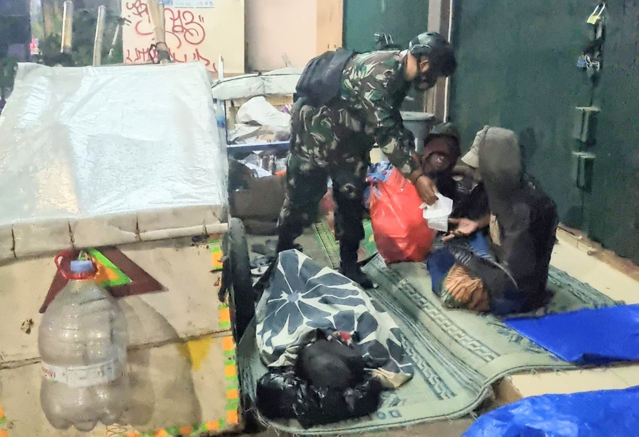 Babinsa Jatiraden Bagikan 100 Nasi Bungkus Gratis Kepada Warga yang Tidur Dijalanan