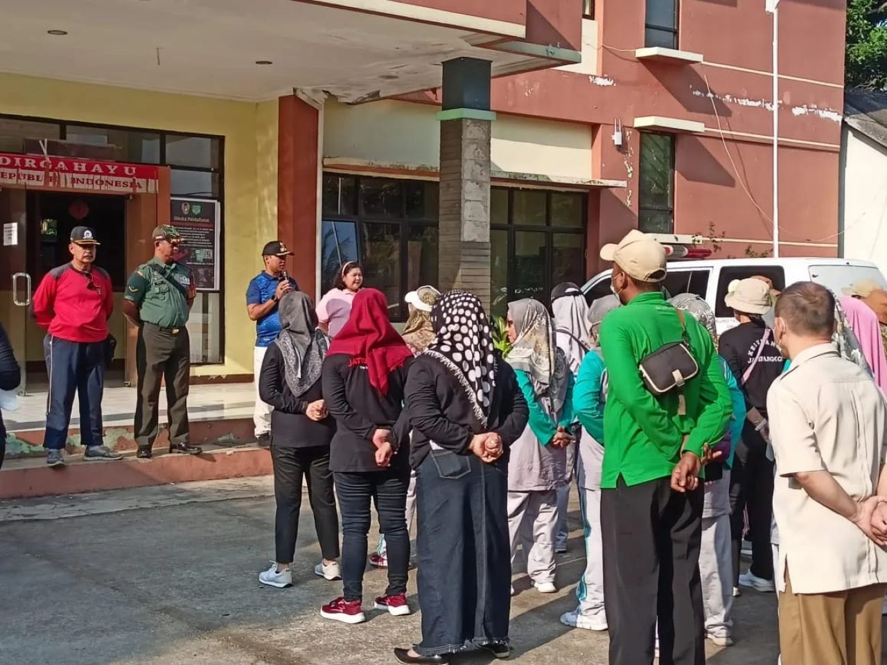 Babinsa Jatiranggon Koramil 02/Pondok Gede Dukung PSN Cegah Penyebaran Wabah Penyakit Demam Berdarah