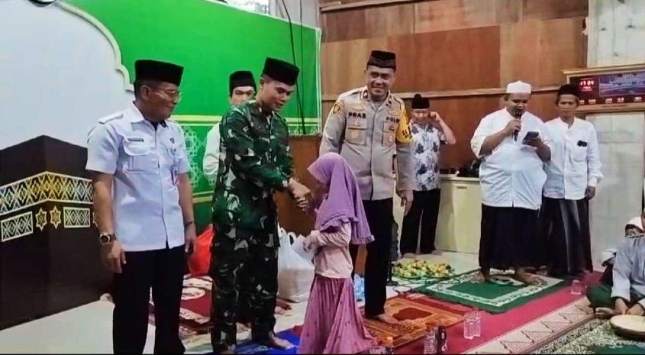 Peringatan Nuzulul Qur'an Koramil 02 Matraman dan Qori Internasional KH. Abdul Karim Menyantuni Anak Yatim