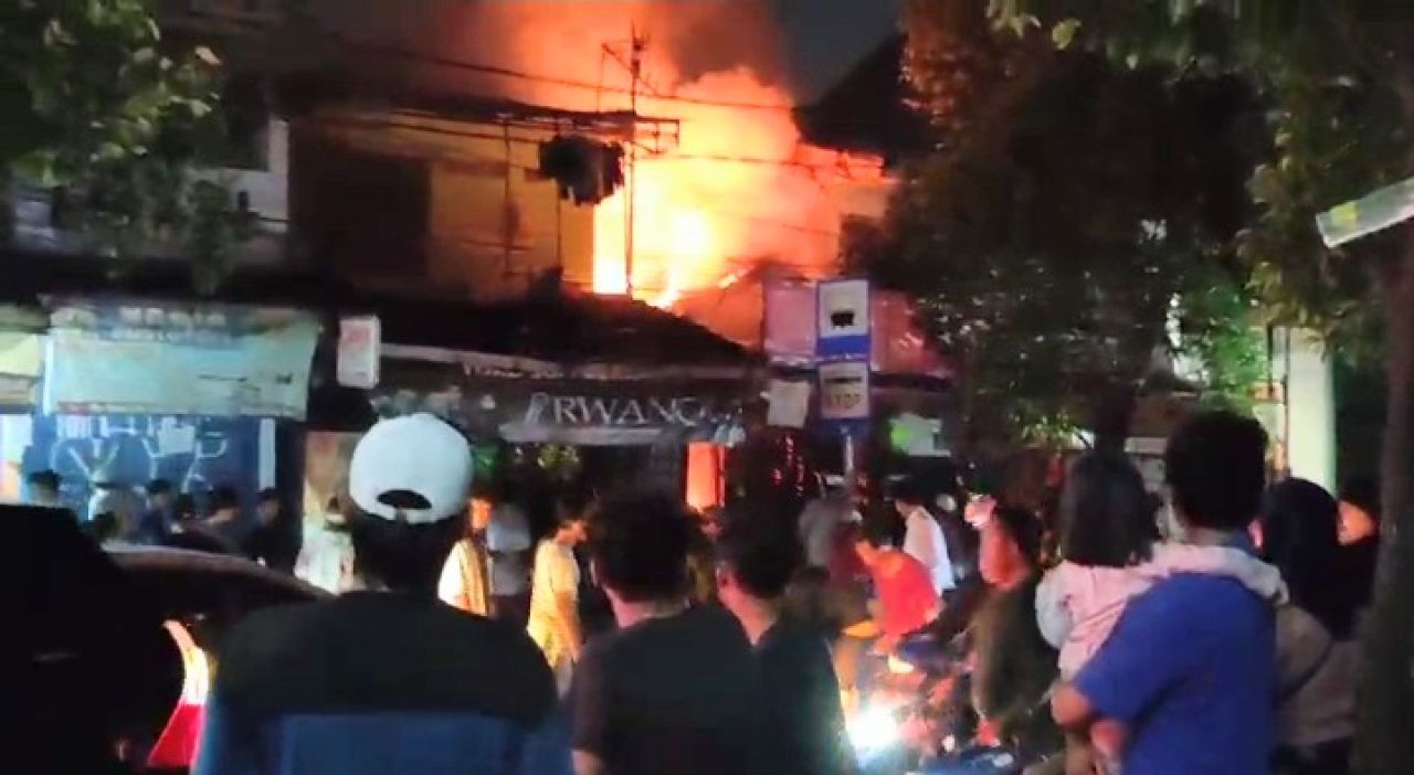 Diduga Akibat Ledakan Tabung Gas LPG D'Kriuk Ruko Dua Lantai Hangus Terbakar