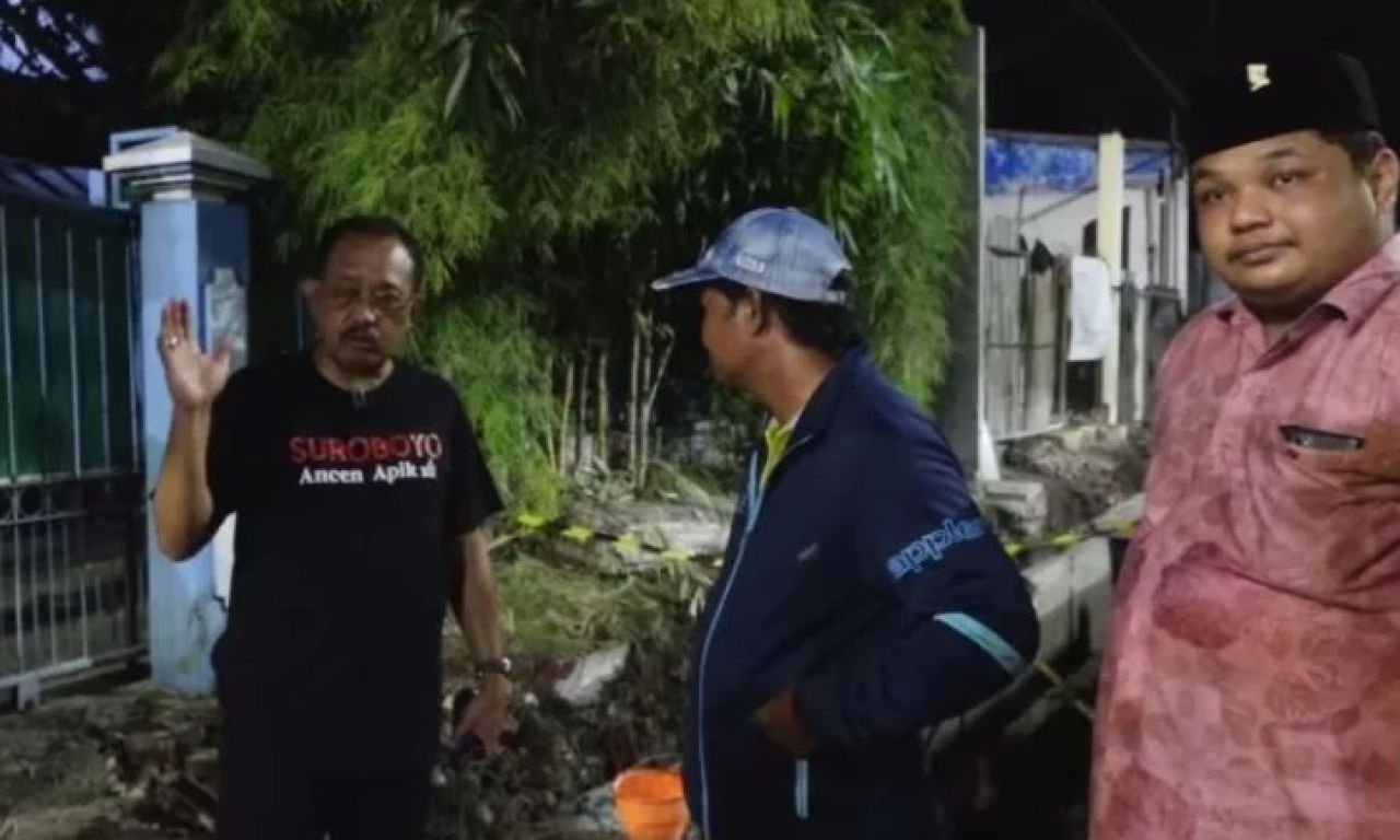 Saat Wawali Surabaya, Armudji sidak saluran air PDAM terputus gegara proyek pengerjaan saluran air di Jalan Wonorejo Selatan, Senin (01/04/2024) (dok. jawapos.com)