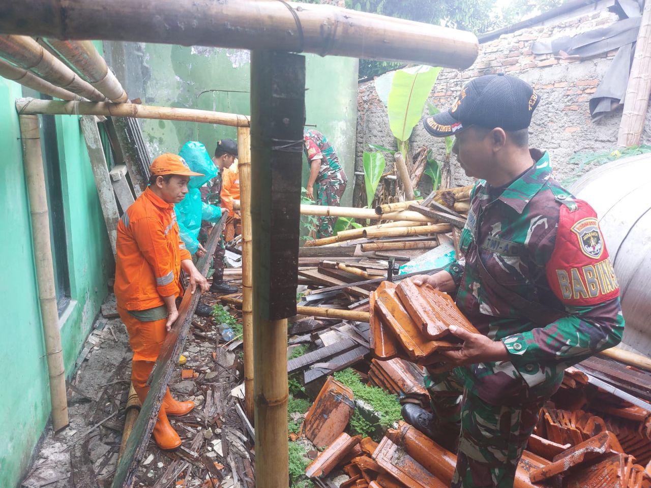 Bersihkan Genangan Air dan Cegah Demam Berdarah, Koramil Kramatjati Gelar Kegiatan Karya Bakti