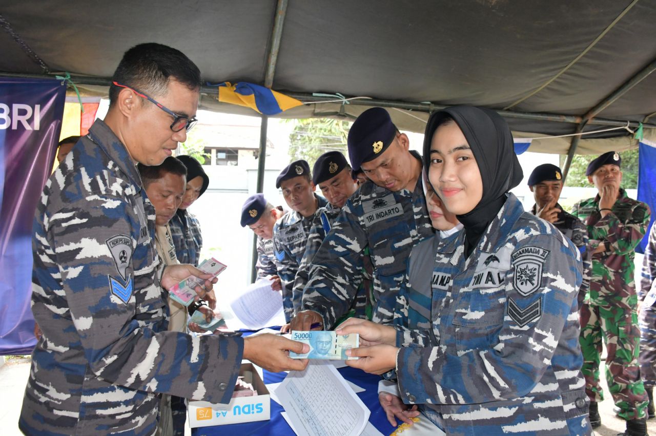 Komandan Lanal Bandung Serahkan Bingkisan Lebaran Kepada Prajurit dan PNS Lanal Bandung