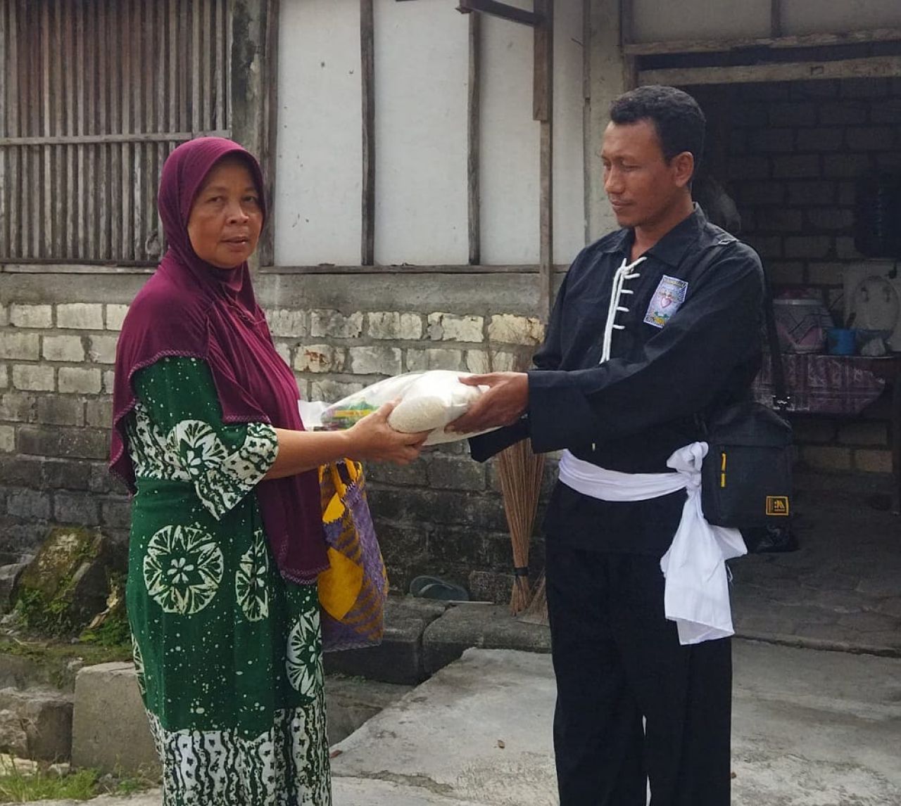 Sempurnakan Puasa di Bulan Ramadhan, PSHT Rayon Prigi Ranting Kanor Bagikan Zakat Fitrah