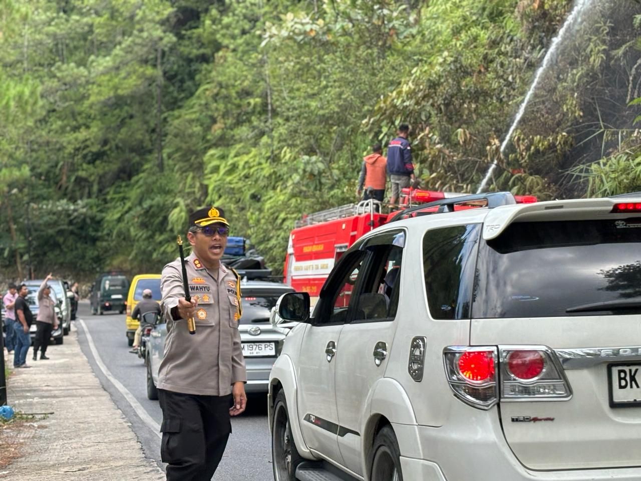 Damkar, Polres Toba dan Masyarakat Berhasil Padamkan Api di Perbatasan Kabupaten Toba - Kabupaten Tapanuli Utara