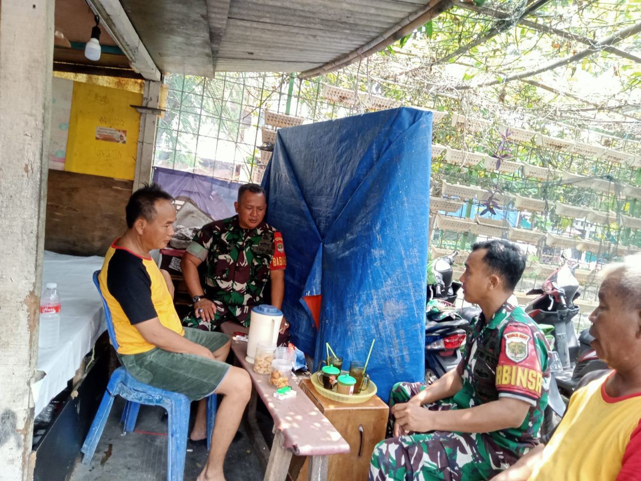 Cegah Aksi Kenakalan Remaja Babinsa 07/Kemayoran Laksanakan Komunikasi Sosial Kepada Warga Dan Remaja