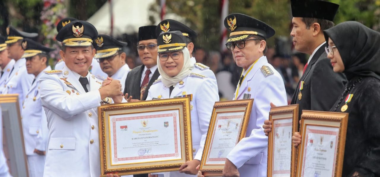 Di Hari Otda, Mendagri Menyematkan Penghargaan Atas Skor Tertinggi EPPD 2023 kepada Bupati Indramayu Nina Agustina