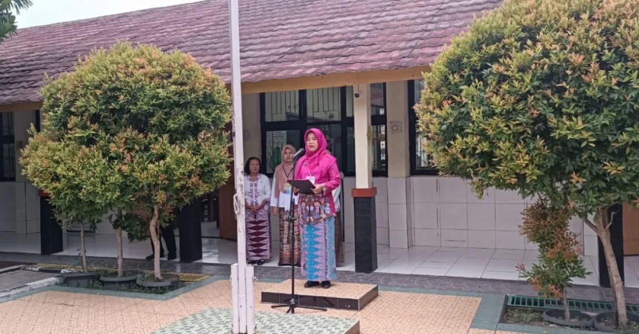 Peringati Hari Pendidikan Nasional, SDN Kamal 01-08 Gelar Upacara Bersama