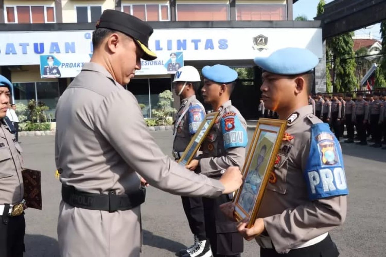 Dua Anggota Polres Lamongan di Pecat