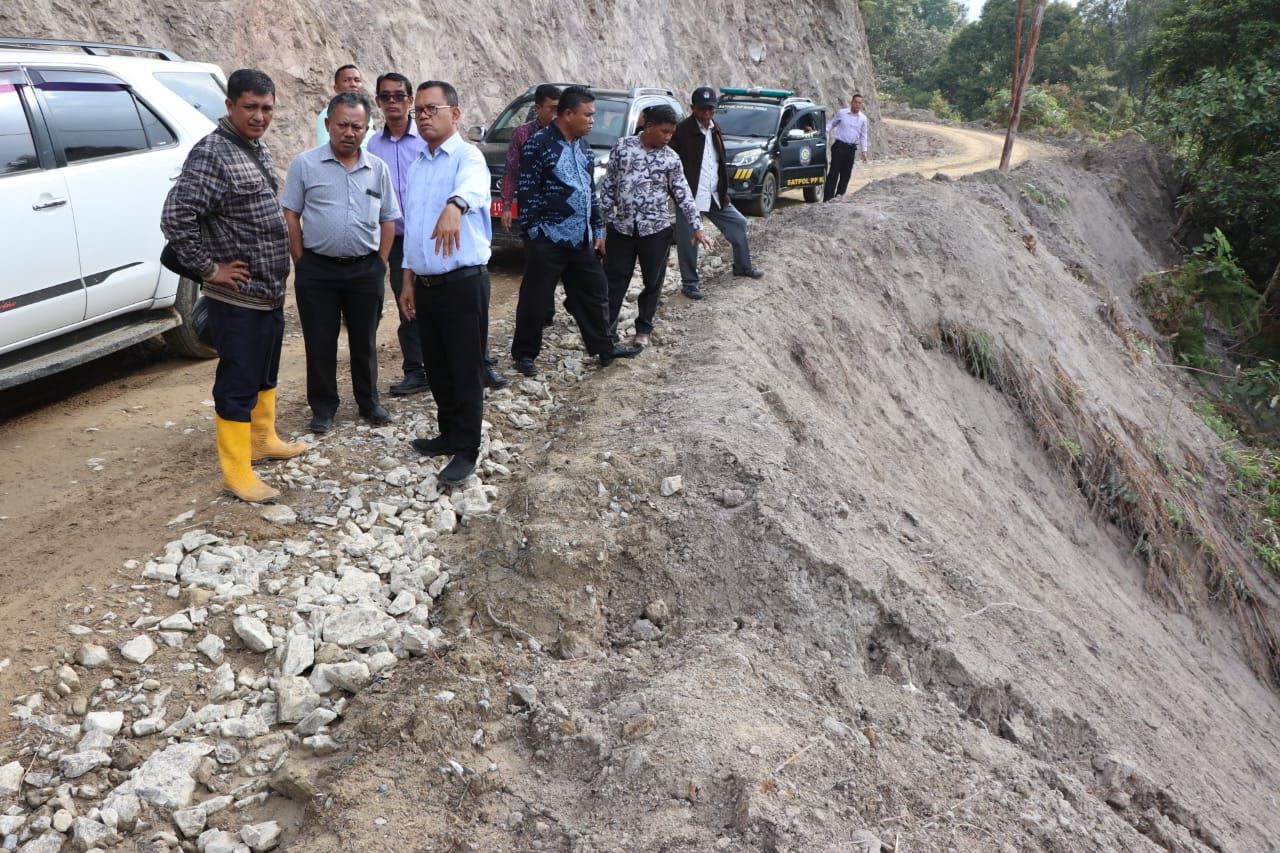 Bupati Toba Tinjau Perbaikan Jalan di Daerah Terpencil