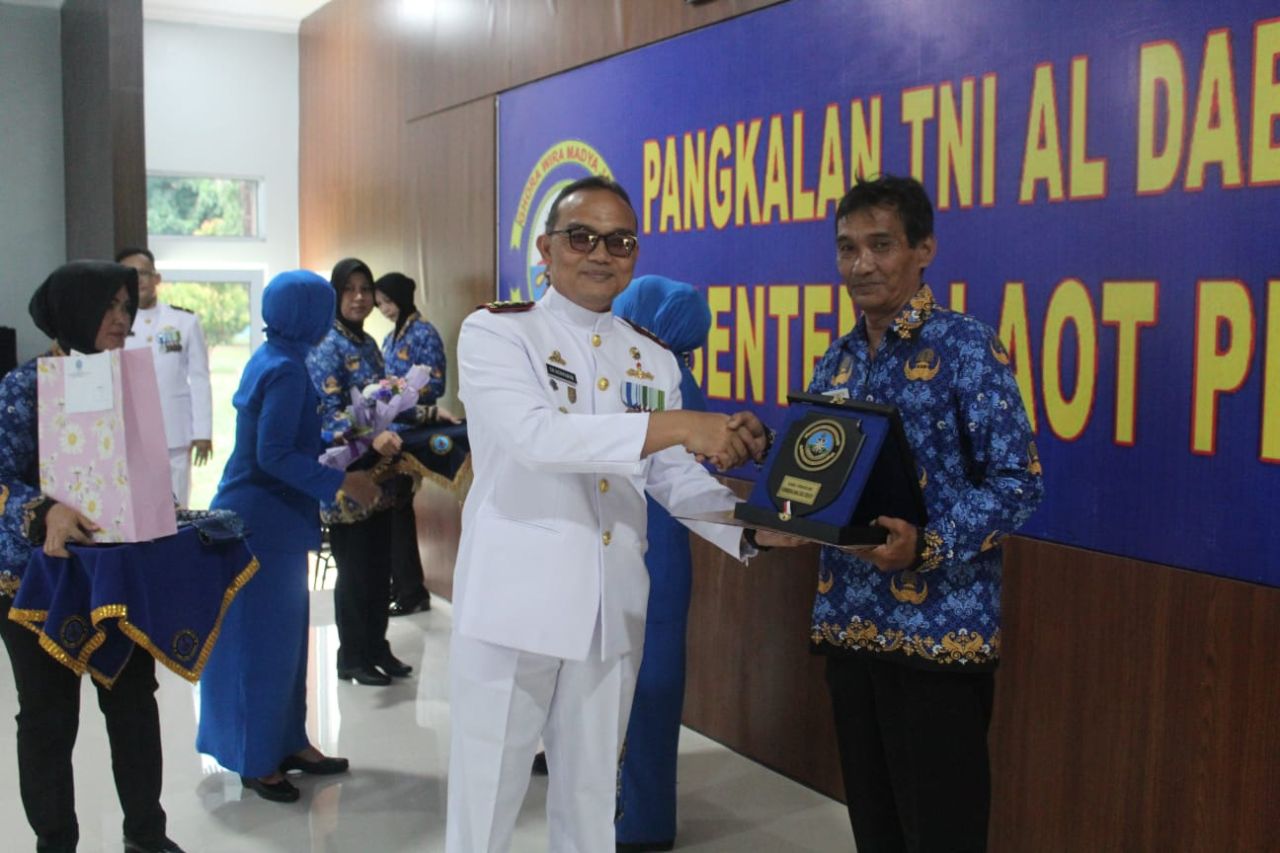 Suasana Haru Iringi Acara Purna Tugas Prajurit dan PNS Lanal Dabo Singkep