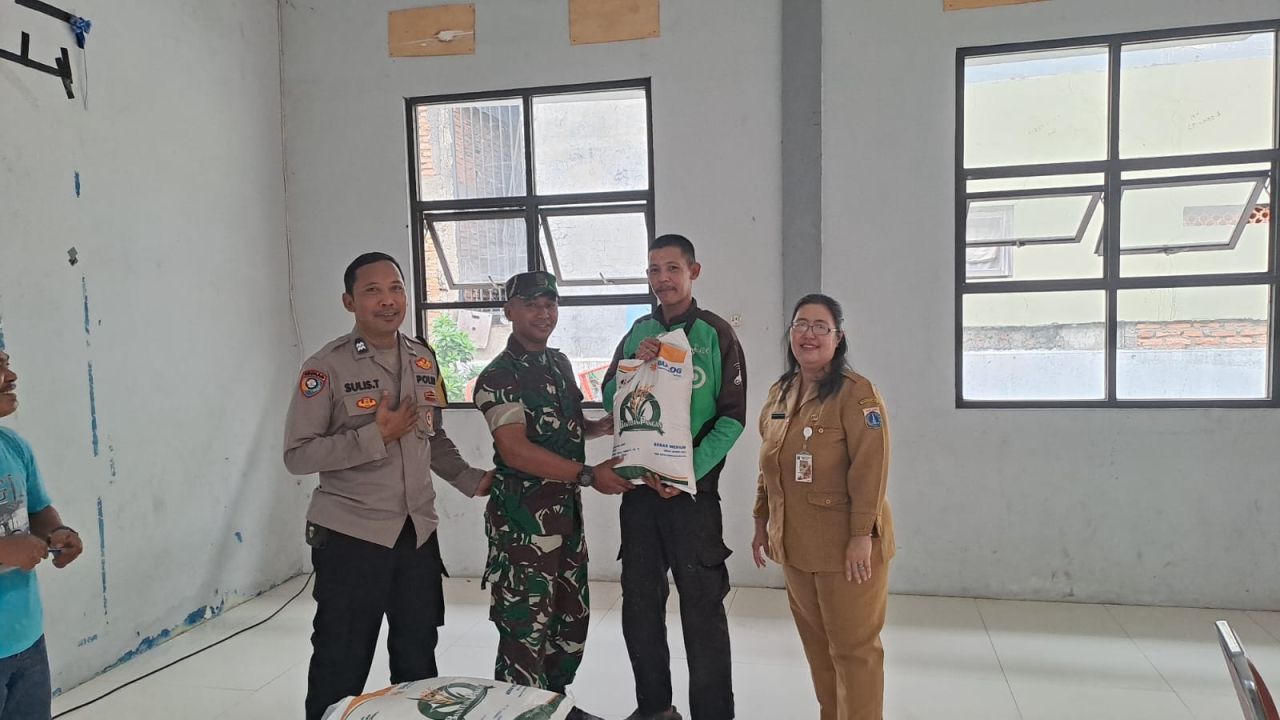 Salurkan Bantuan Beras Bulog 10 kg oleh Babinsa Koramil 06/Cakung di Kantor Kelurahan Ujung Menteng