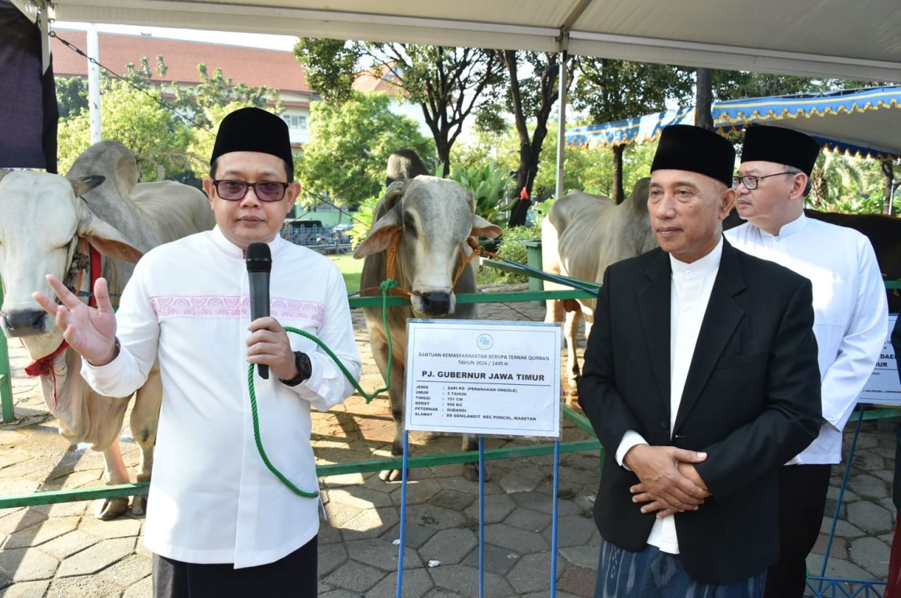 (Kiri) Pj. Gubernur Jatim, Adhy Karyono