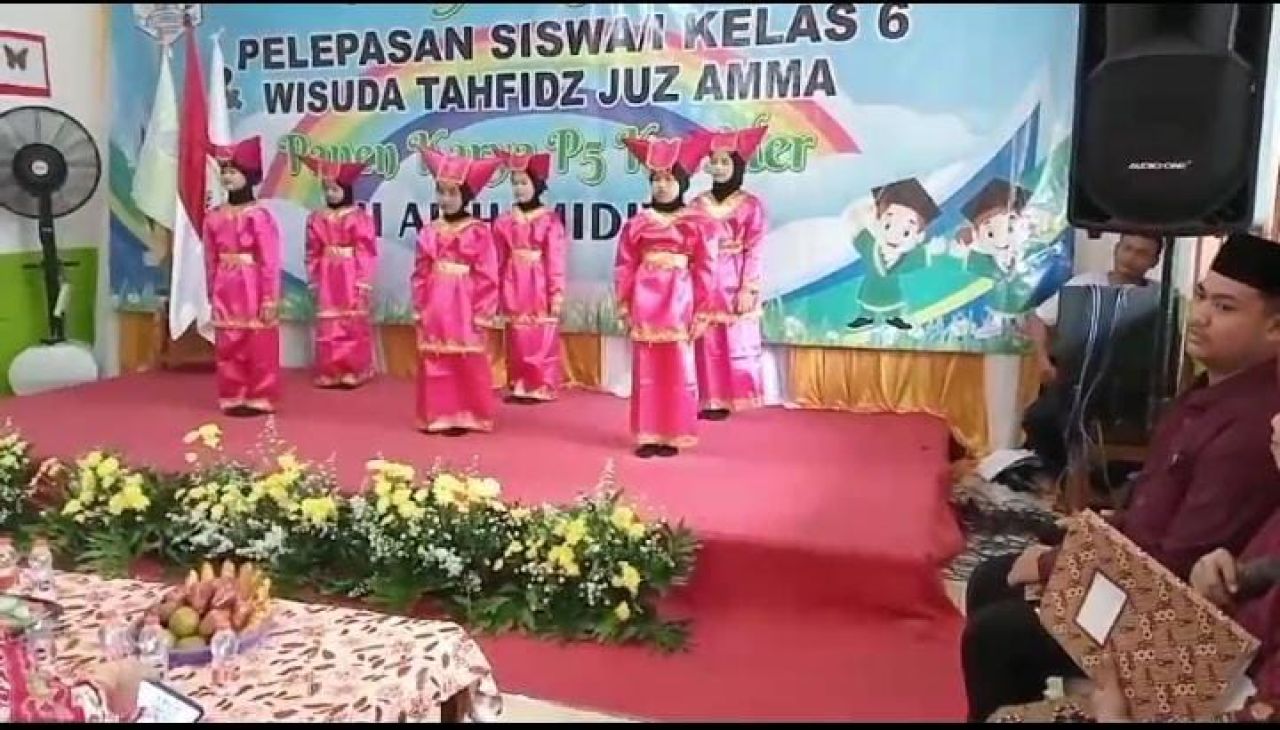 Pelapasan Siswa atau Siswi Kelas 6 dan Tahfizd Jus Ama Gunakan Pakaian Adat Tradisional