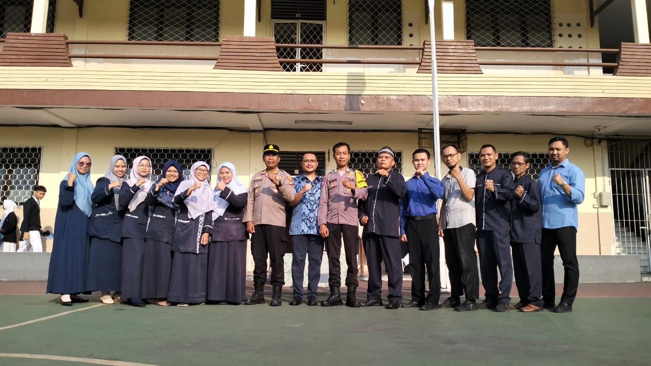 Jadi Pembina Upacara Di SMK, Polisi Di Cengkareng Sampaikan Bahaya Kenakalan Remaja