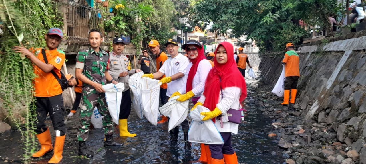Jumat Bersih, Babinsa Koramil Kramatjati Bersama Warga Giat Kerja Bakti