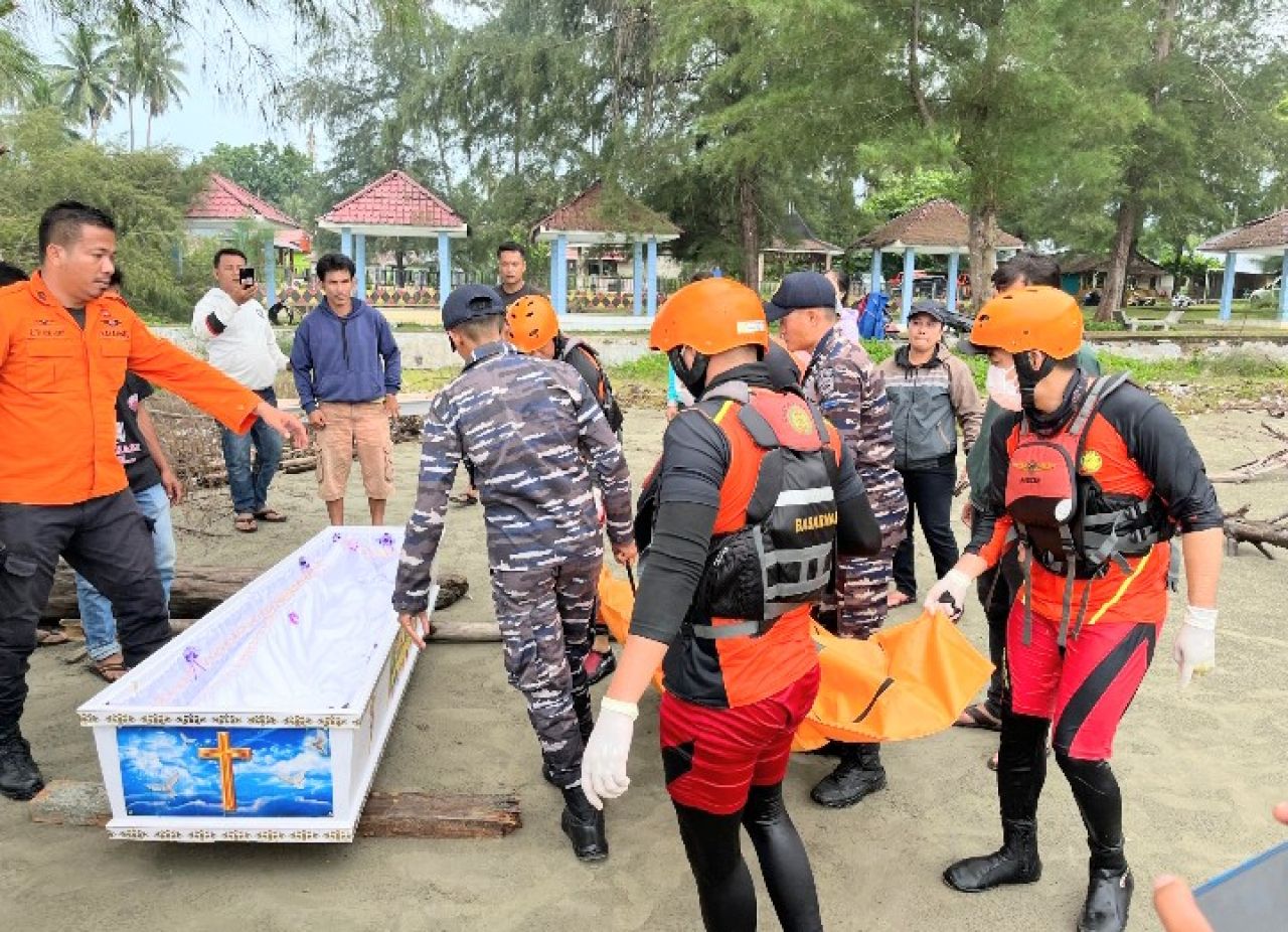 Lanal Nias Bersama Tim SAR Gabungan Berhasil Temukan Jenazah Nelayan Yang Hilang Kontak di Pulau Bawa Nias Barat