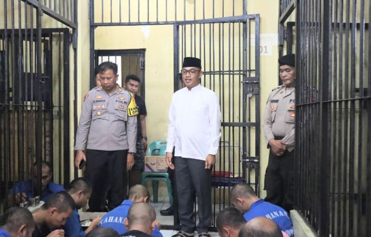 Berbagi Dalam Suasana Idul Adha, Kapolres Toba Bagikan Makanan Kepada Tahanan